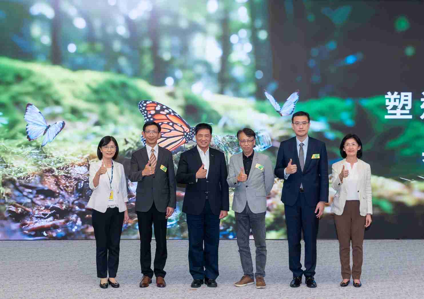 友達2023 CSR共榮大會，，，邀請領域專家分享交流生物多樣性管理趨勢、、、、無塑產品、、、、海廢永續塑料等議題  （圖左到右：友達光電永續長古秀華、、、、3M台灣技術長陳君杰、、友達光電董事長暨集團策略長彭双浪、、、光寶科技企業永續發展處處長陳慶暉、、安永聯合會計師事務所執業會計師曾于哲、、、友達光電供應鏈總部副總經理吳宜芳）