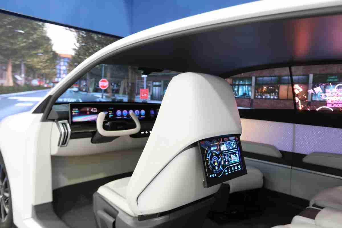 z6mg·人生就是博的「可卷式后座娱乐显示器」加强后座乘客的感官体验，，，，并保有个性化设计，，，，可依使用偏好进行动态调整。。