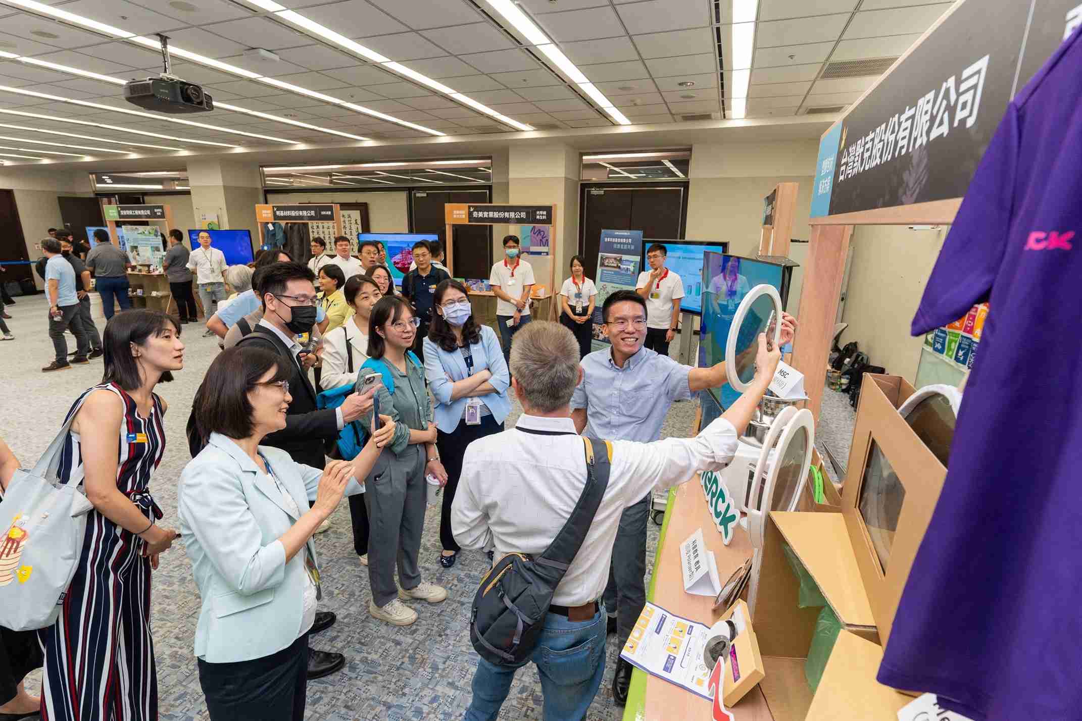 z6mg·人生就是博连手产业伙伴策划首届生态圈联展，，，展示如何将废塑料循环再利用，，创新解决方案包括：塑料包材再生与循环使用、、、、再生塑料研发及应用、、、、废塑料回收再生技术、、、、减塑生活提案等