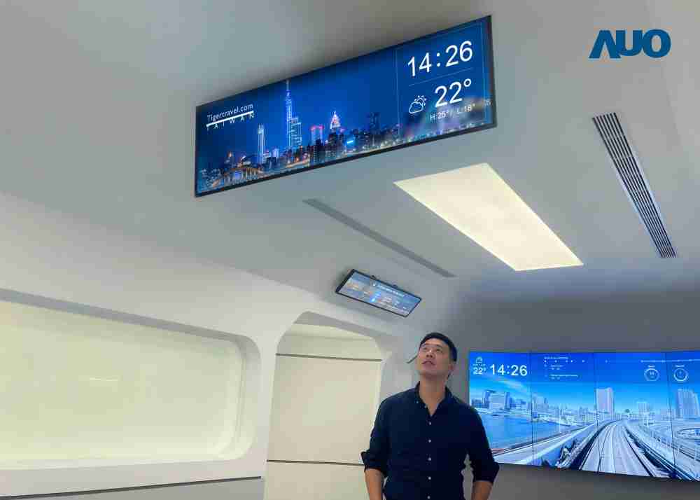 达擎TARTAN “37吋超薄双屏车厢显示器” 采用单一背光设计，，，将双面显示器厚度大幅缩减至12mm，，支持长条屏 32:9 规格，，突破传统分辨率限制，，提供旅客更清晰实时的乘车信息及广告讯息